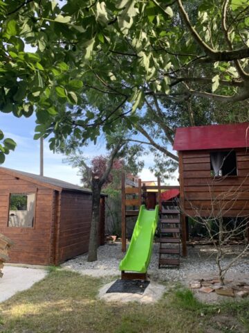 Vue du jardin avec cabane en bois sous les arbres, espace ombragé idéal pour les enfants – Mas du Camisard à Ribaute-les-Tavernes, Gard