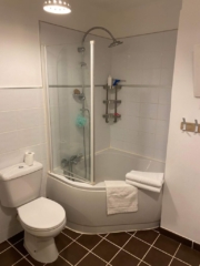Salle de bain moderne avec douche, lavabo et toilettes au Mas du Camisard, hébergement tout confort dans le Gard