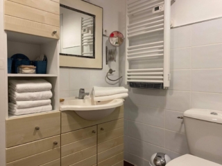 Salle de bain avec vasque, meuble de rangement et toilettes au Mas du Camisard, gîte tout confort entre Cévennes et Provence
