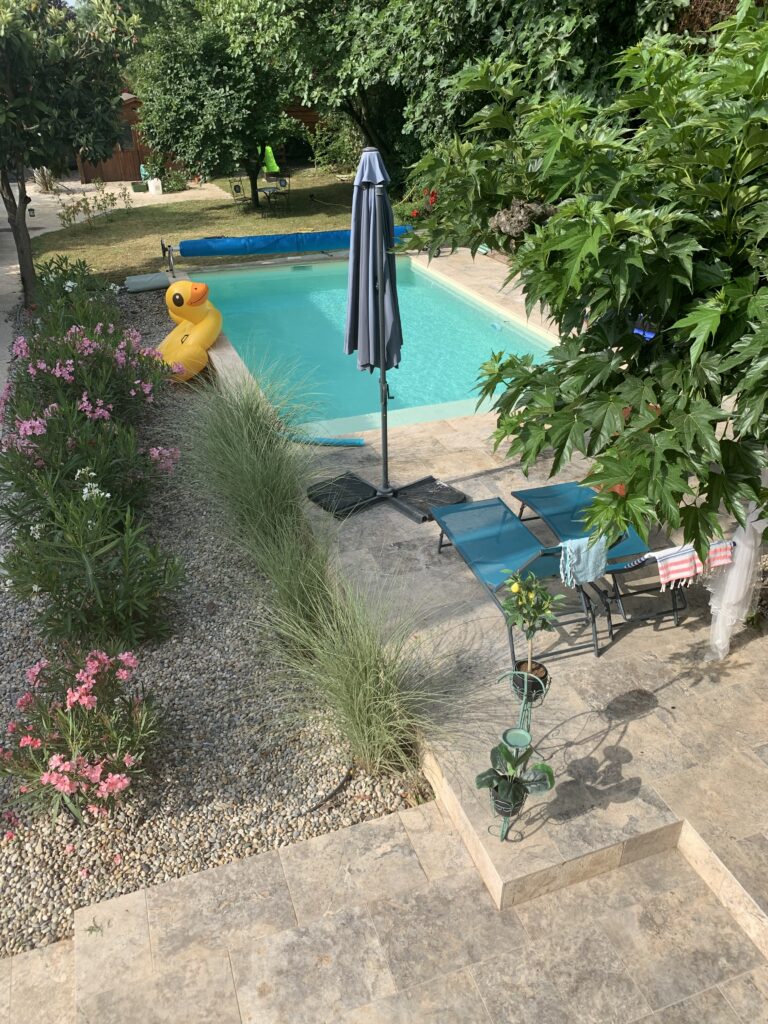 piscine extérieur du mas du camisard entourée de verdure