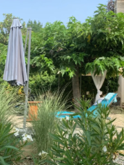 ardin méditerranéen et piscine du Mas du Camisard à Ribaute-les-Tavernes, dans le Gard