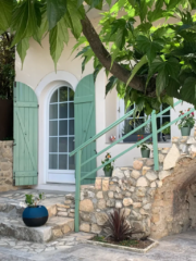 Entrée du gîte avec volets verts et escalier en pierre – Mas du Camisard dans le Gard, ambiance méridionale authentique
