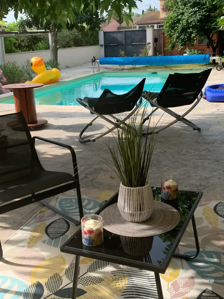 terrasse, piscine extérieur du mas du camisard entourée de verdure