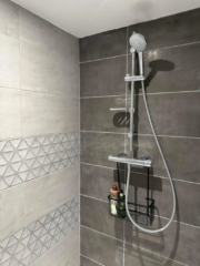 Douche à l’italienne avec carrelage design et colonne de douche moderne – salle de bain 2 du Mas du Camisard à Ribaute-les-Tavernes