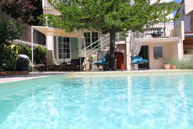 Grande piscine baignée de soleil devant la maison d’hôtes du Mas du Camisard, idéale pour se détendre en été dans le sud de la France