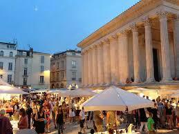 Marché nocturne à Nîmes – Maison Carrée