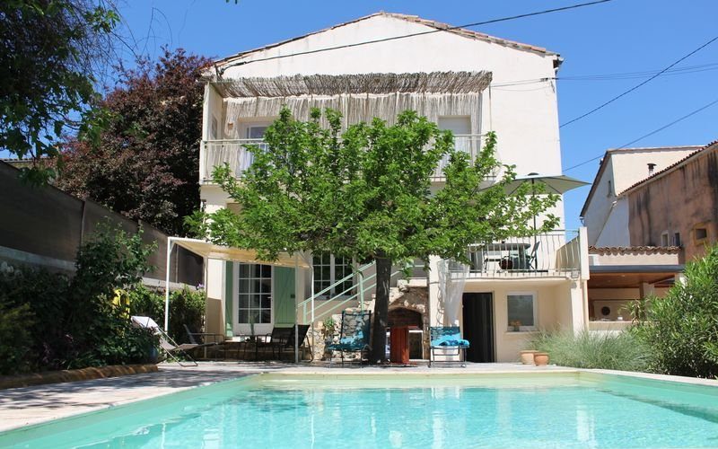 lnotre-mas-du-camisard-ribaute.jpg Façade du Mas du Camisard avec terrasse ombragée et verdure